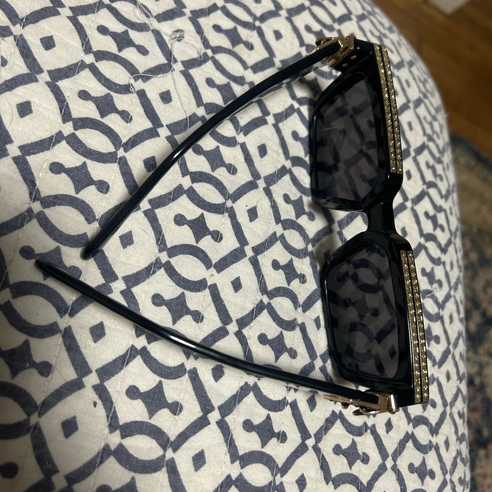 Authentic Louis Vuitton sunglasses - Picture 4 of 10